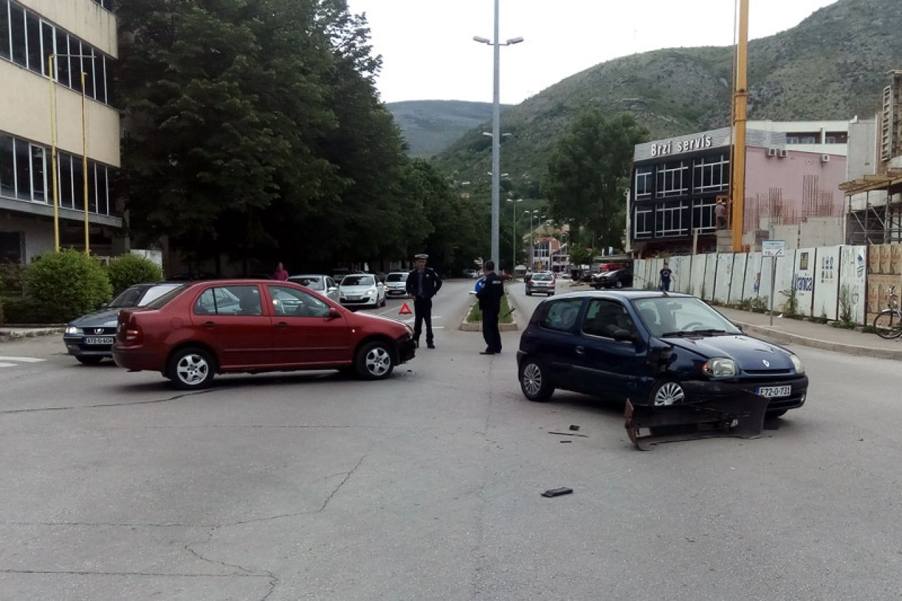 Mostar: Sudar Škode i Renaulta