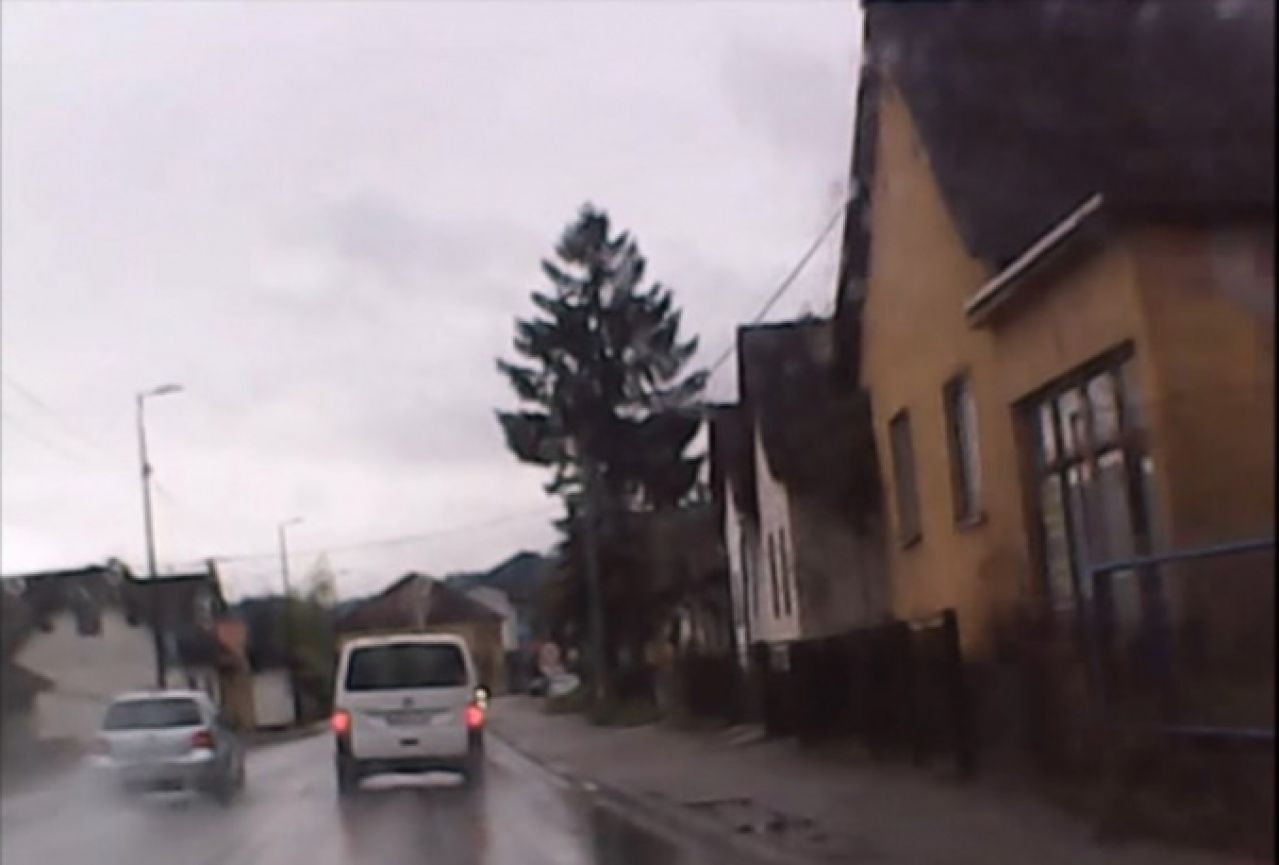 VIDEO | Vozilom autoškole preko pune linije preticao kolonu