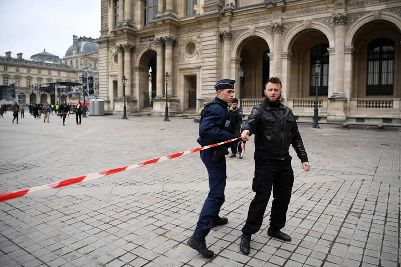 Evakuirano dvorište Louvrea