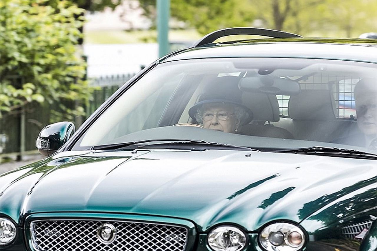 Britanska kraljica za volanom u 91. godini