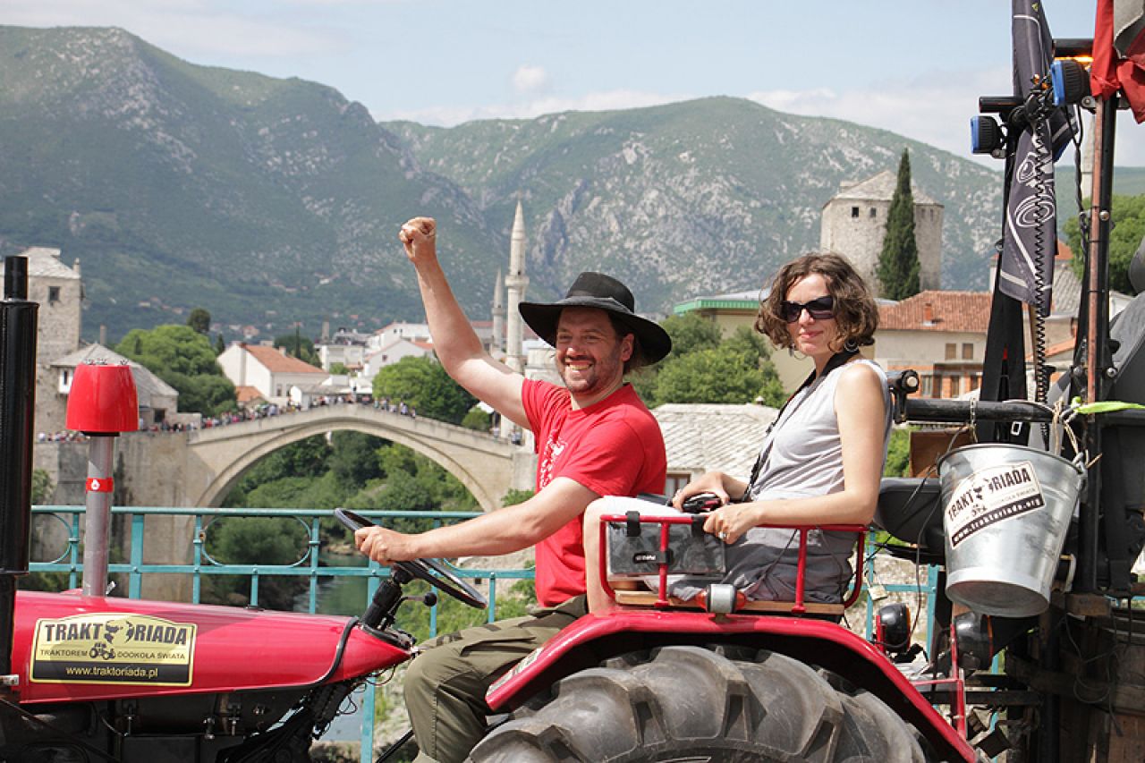 FOTO| U Mostar stigli traktorom iz Poljske