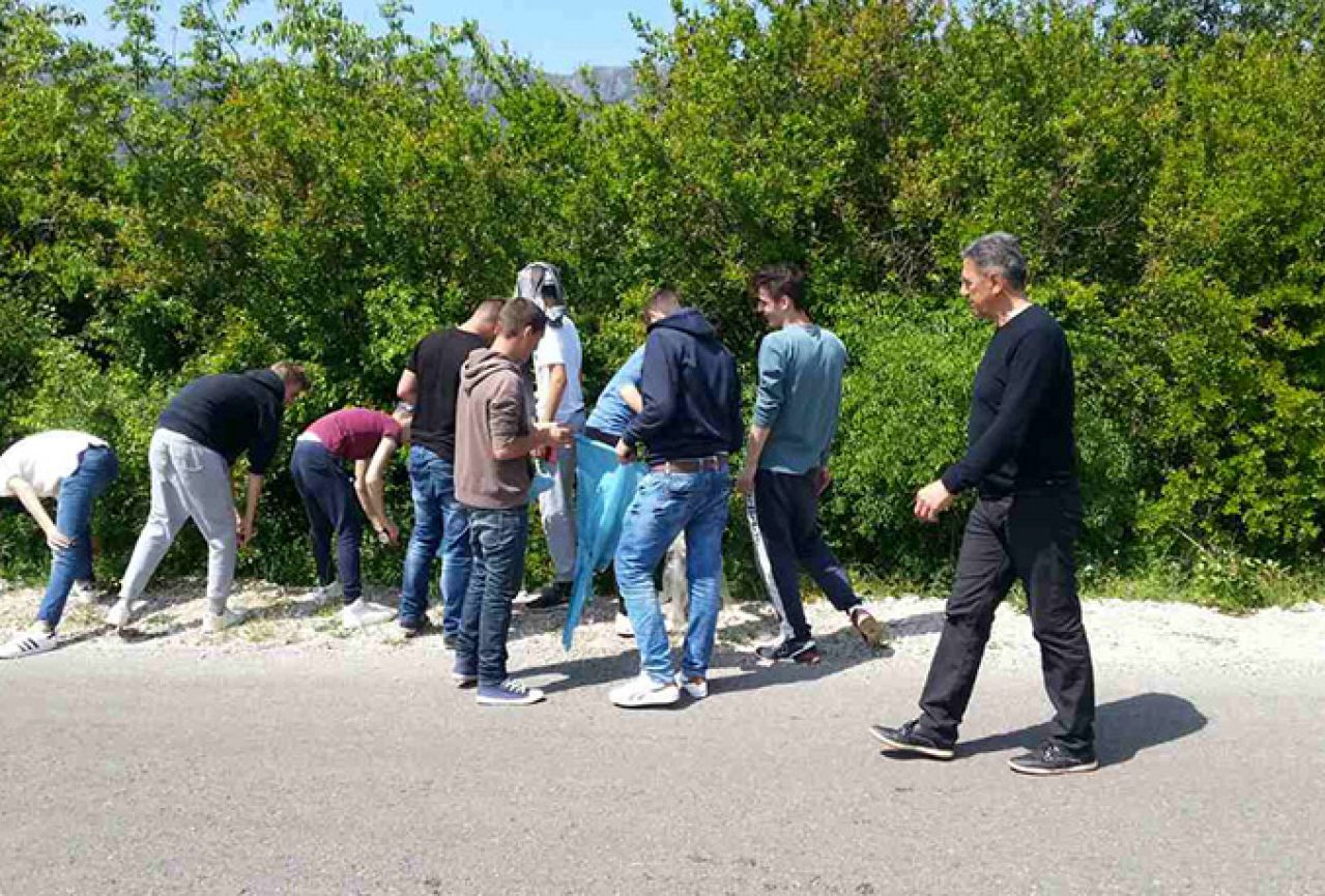Djeca i mještani u akciji čišćenja predgrađa Mostara