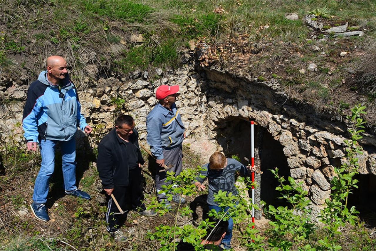 Foto: Započela arheološka istraživanja na brdu Gradac na Uzdolu