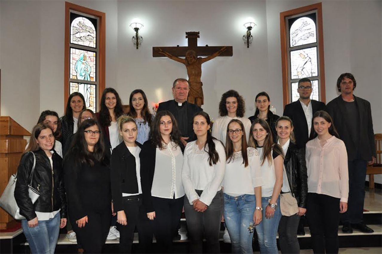 Zbor studenata Teološkog instituta iz Mostara gostovao u Briješću