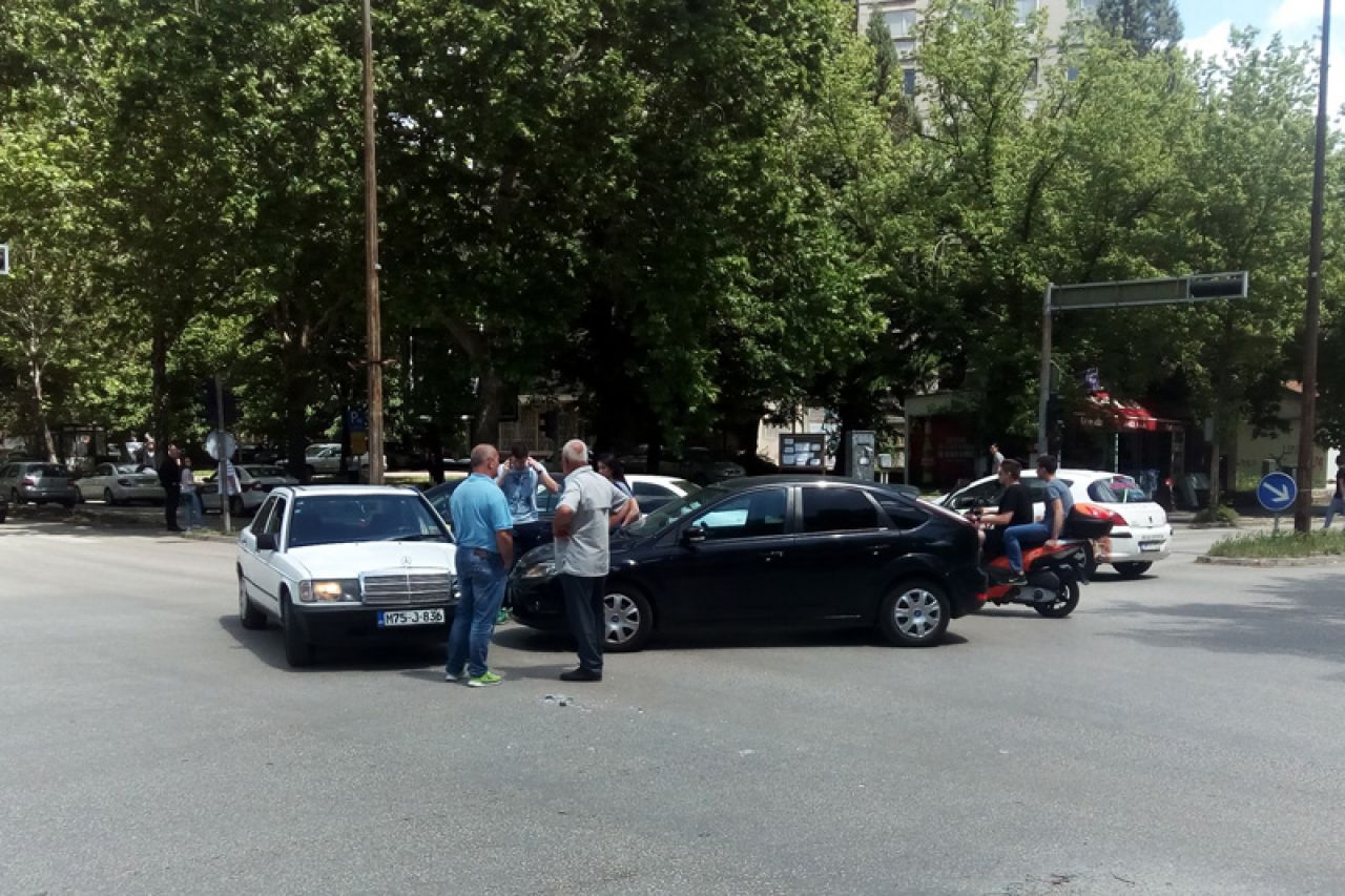 Prometna kod Mostarke: Sudarili se Mercedes i Ford