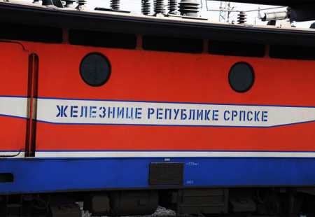 https://storage.bljesak.info/article/198060/450x310/zeljeznice-republike-srpske-vlak-natpis.jpg