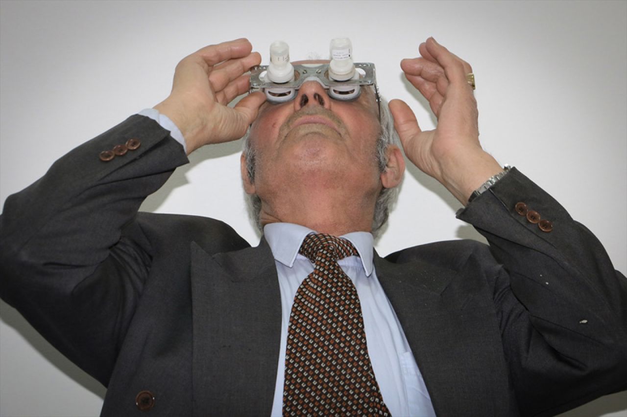 Umirovljenik iz BiH osmislio uređaj za stavljanje kapi u oči