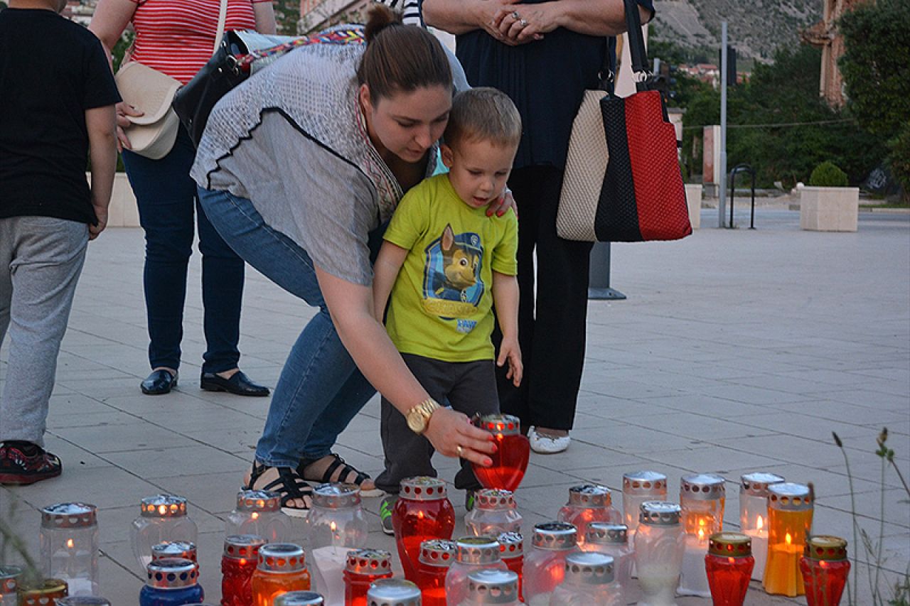 Građani Mostara pale svijeće za poginule u avionskoj nesreći