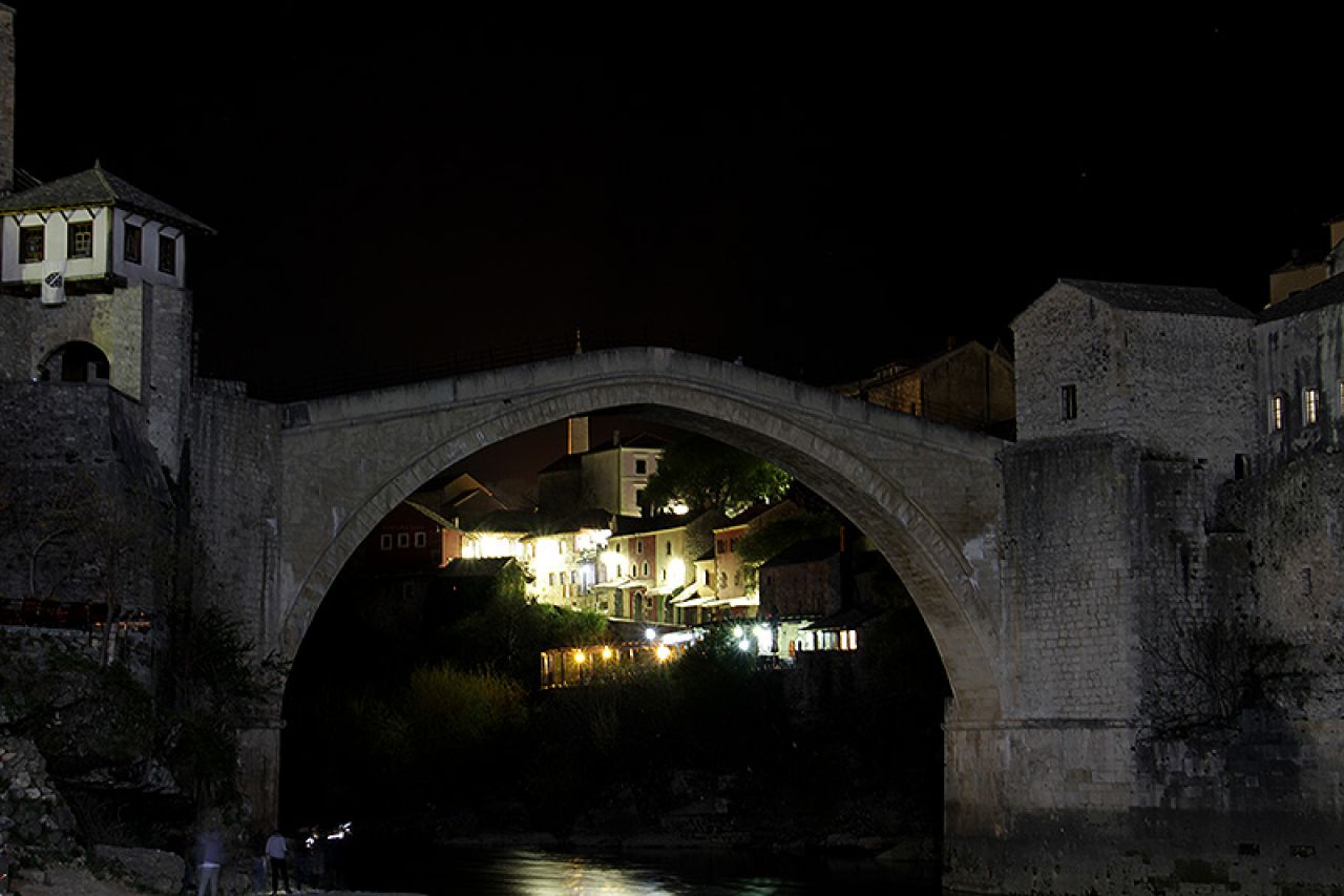 Mostar tuguje: Stari most večeras u mraku