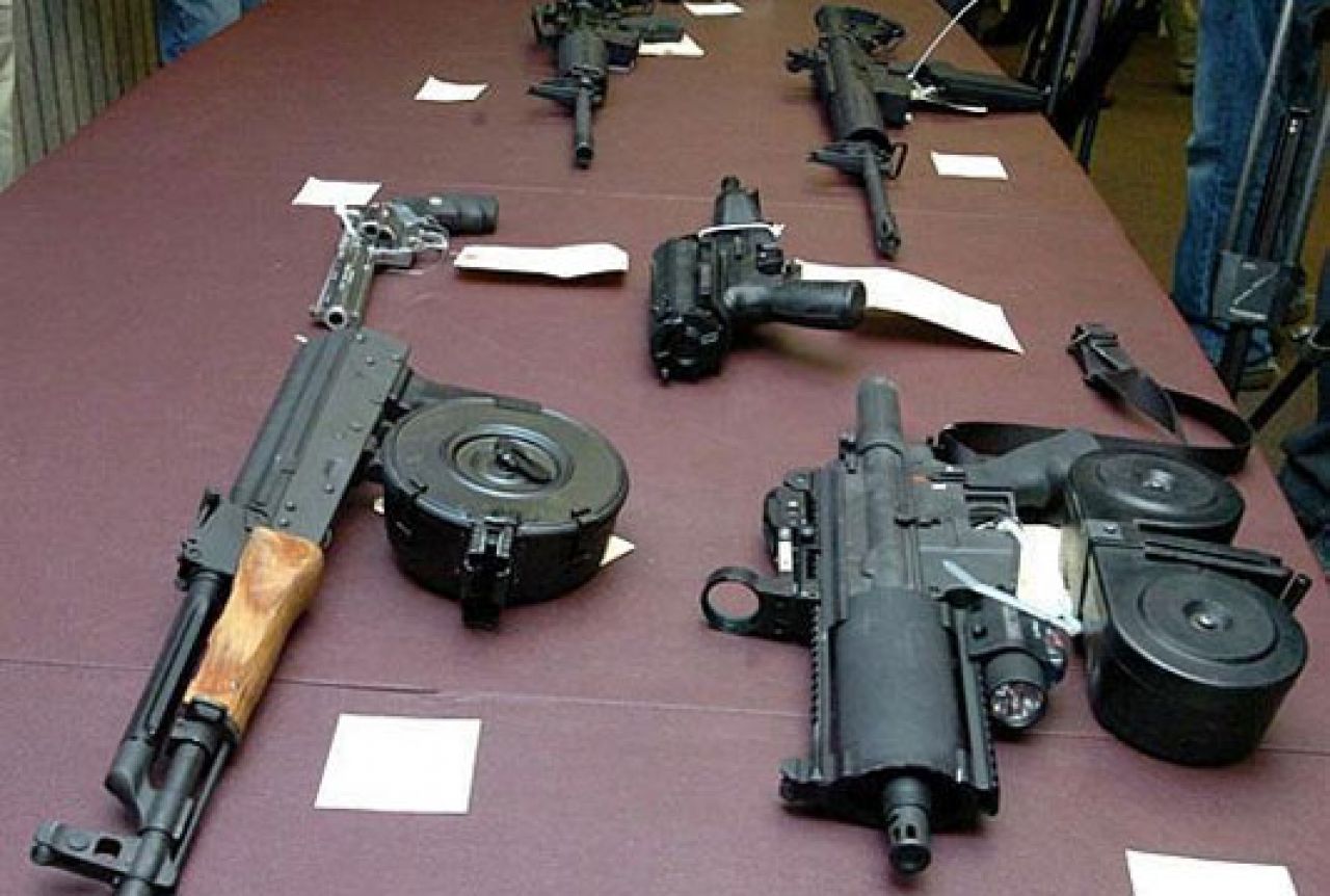Policija u Gacku pronašla tri automatske puške i jedan ''kratež''