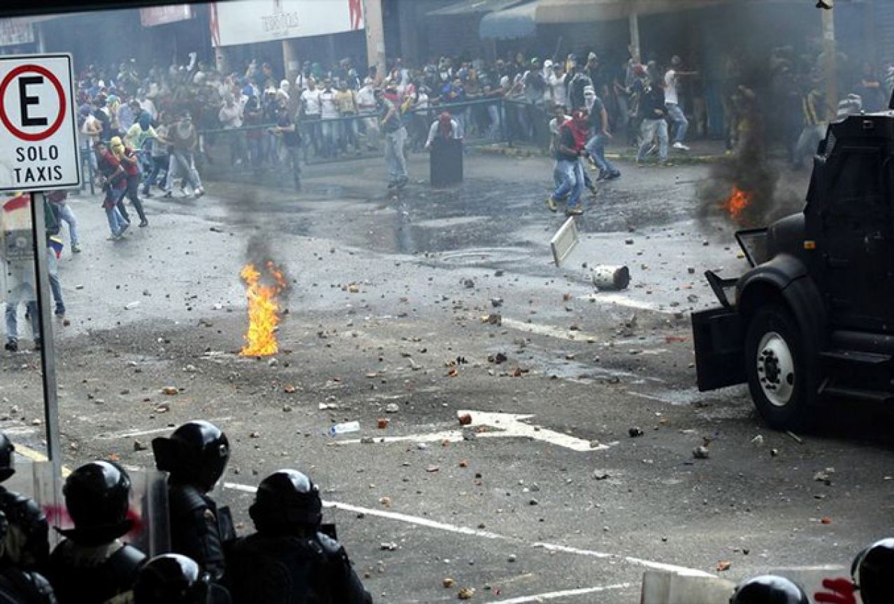 U sukobima demonstranata i snaga sigurnosti u Venezueli 42 mrtvih