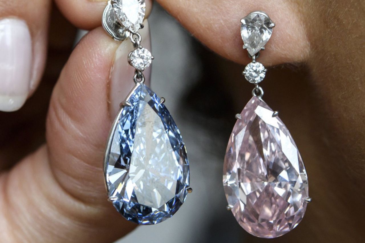 Par različitih dijamantnih naušnica prodan za rekordnih 57,4 milijuna dolara