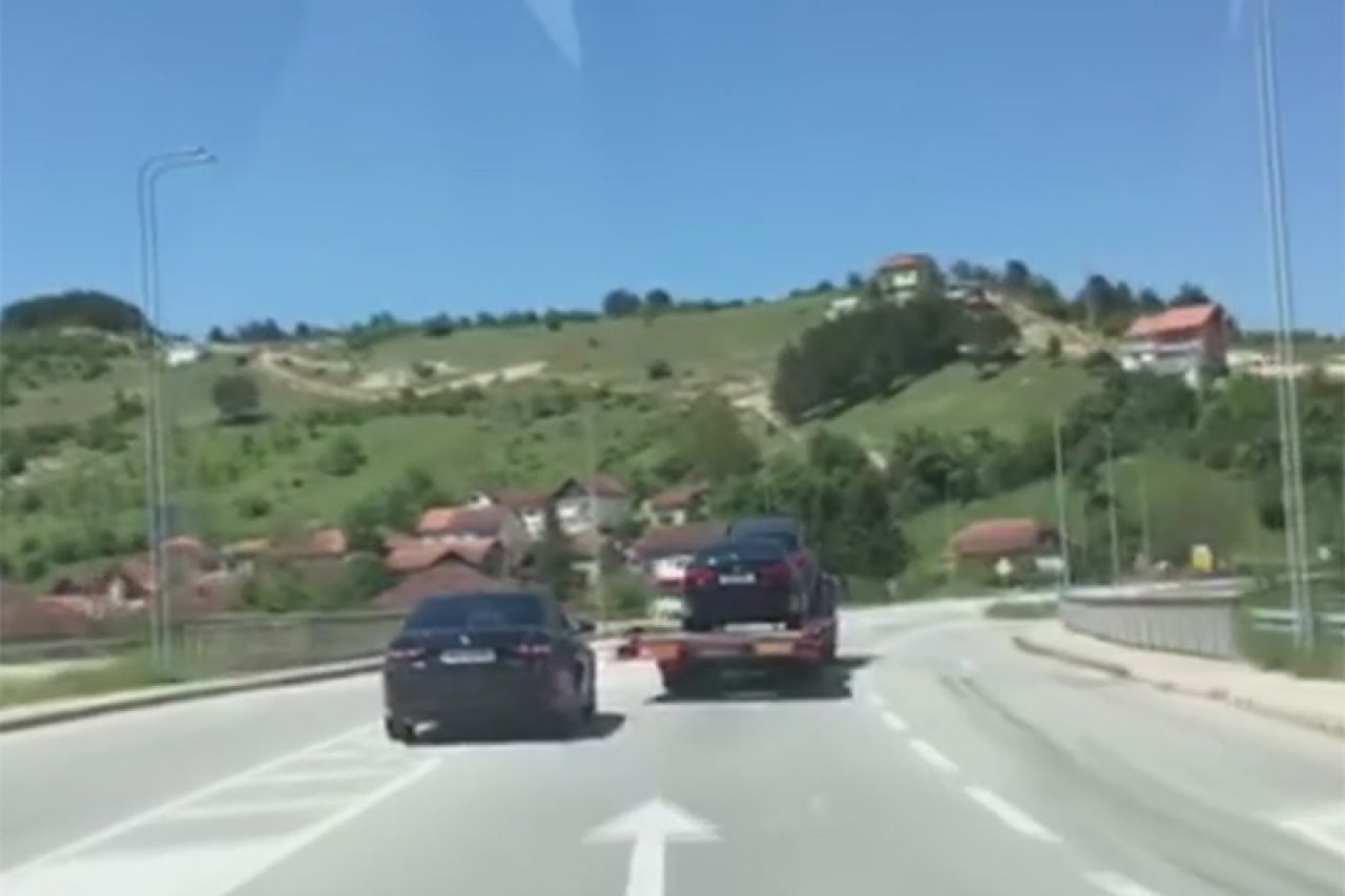 VIDEO | Ništa neobično – službeni automobil pretječe preko pune linije…