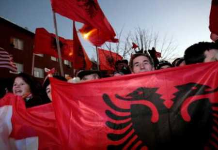 https://storage.bljesak.info/article/198666/450x310/albanija-zastava-ljudi.jpg