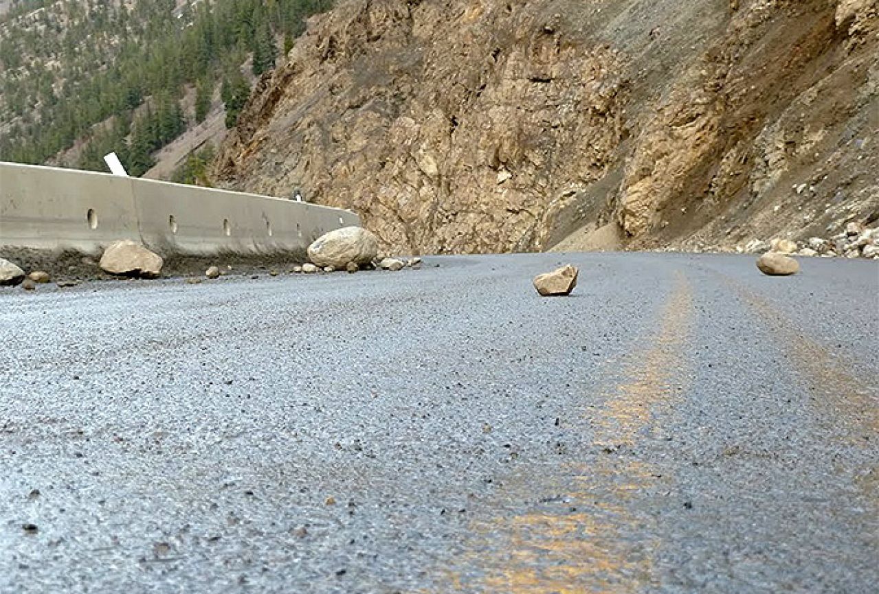 Upozorenje vozačima: Mogući odroni kamenja i zemlje na kolnik