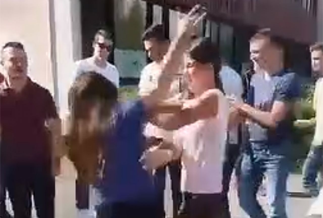 VIDEO | Tučnjava učenica ispred škole, ostali učenici navijali i smijali se