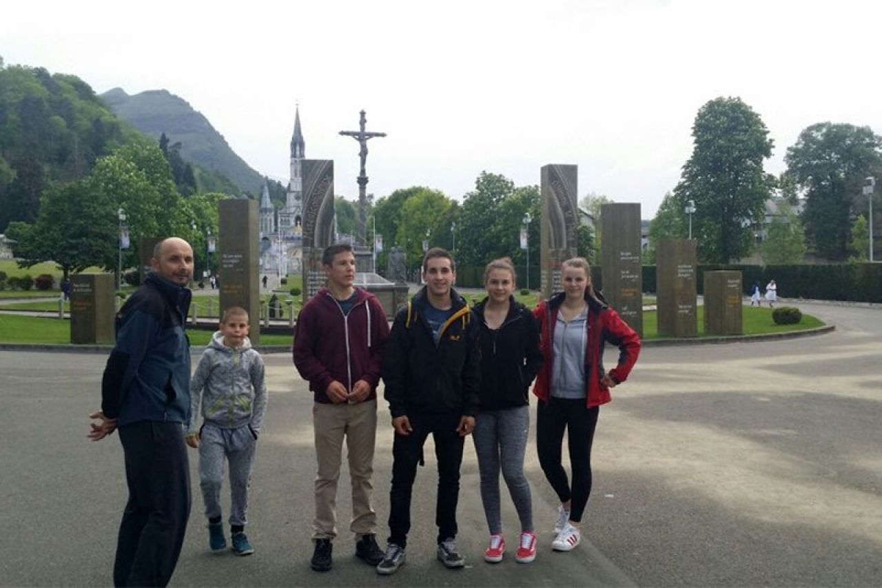 Čekaju osmo dijete i pješače od Tomislavgrada do Lourdesa