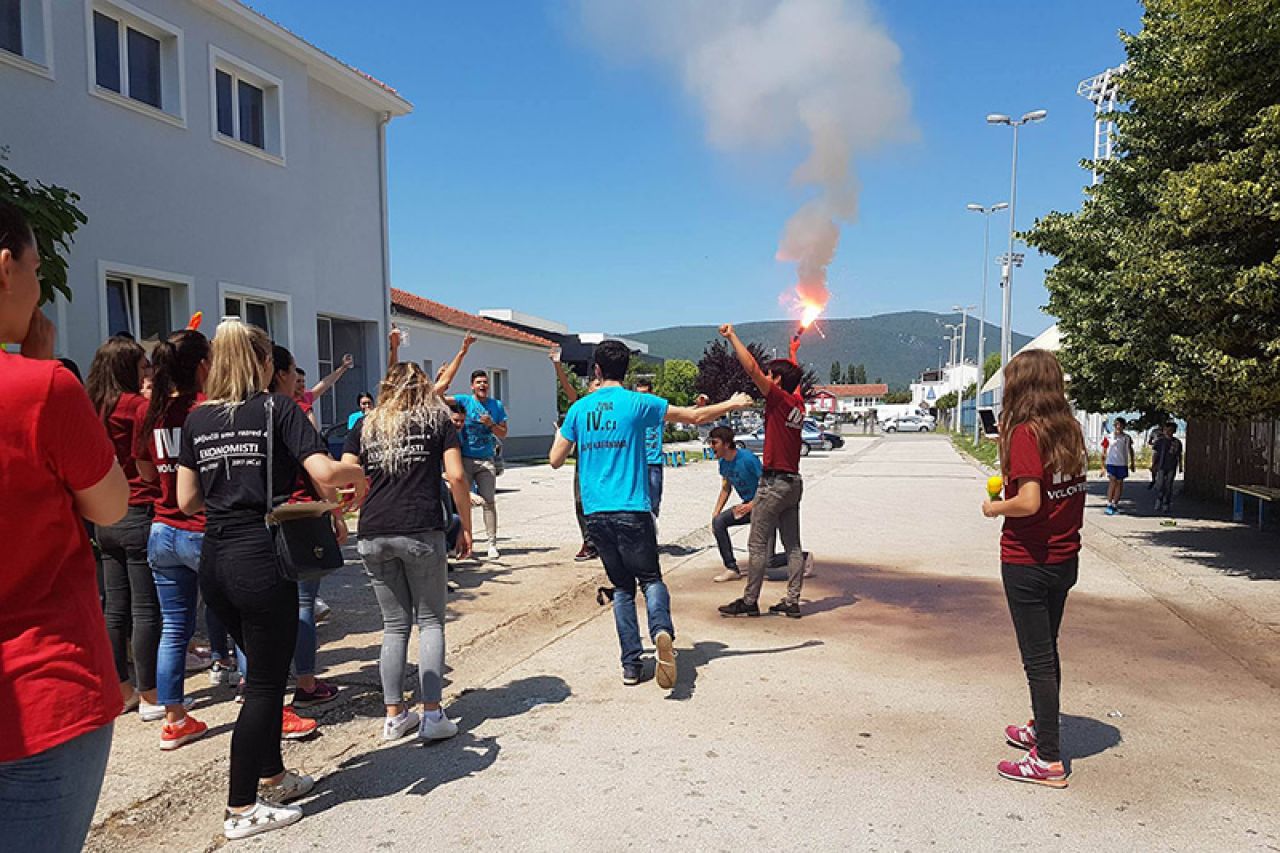 Ludnica na ulicama Čapljine: Maturanti obilježili kraj školovanja