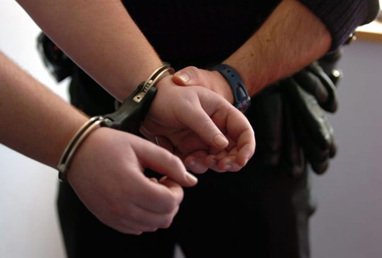 Mostar: Dvojac iz Tuzle zatečen u krađi parfema