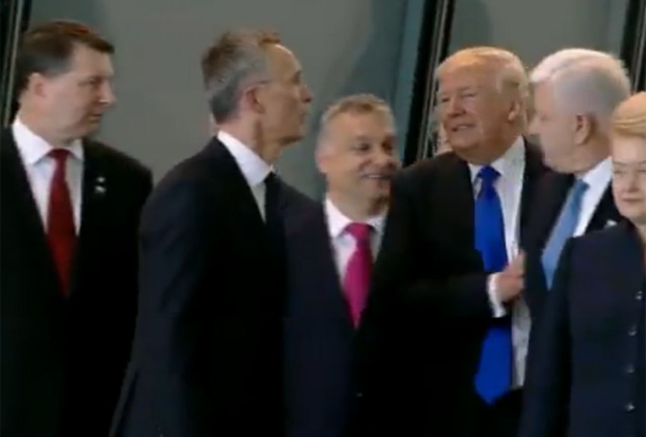 VIDEO | Trump izgurao crnogorskog lidera kako bi stao u prvi red!