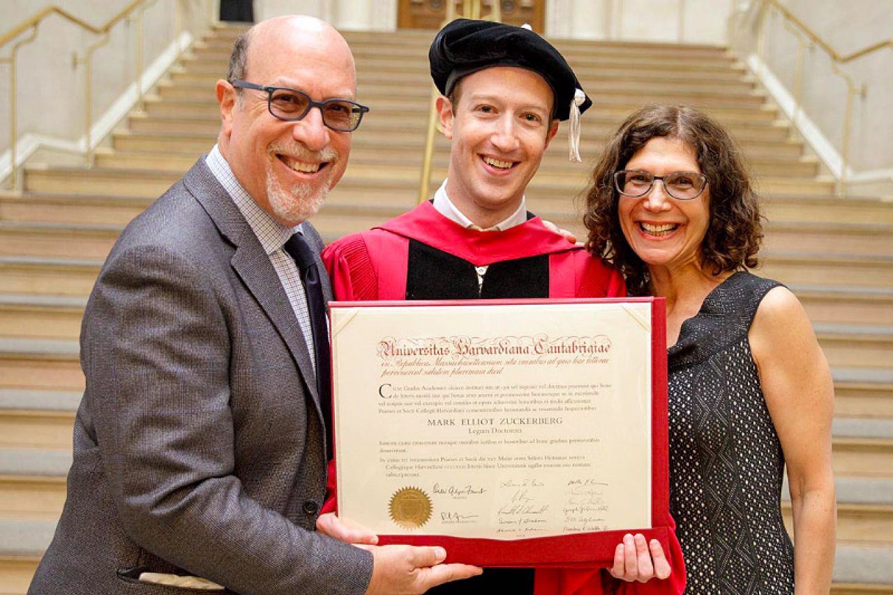 Zuckerberg konačno dobio diplomu na Harvardu