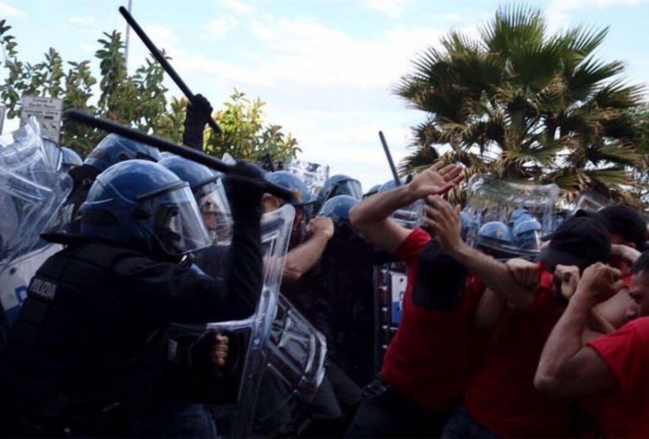 Žestok fizički obračun policije i demonstranta u Italiji