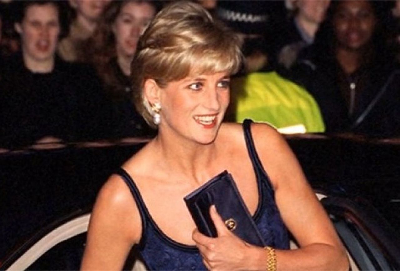 Elegancija i moda: Princeza Diana imala ''torbicu za dekolte''