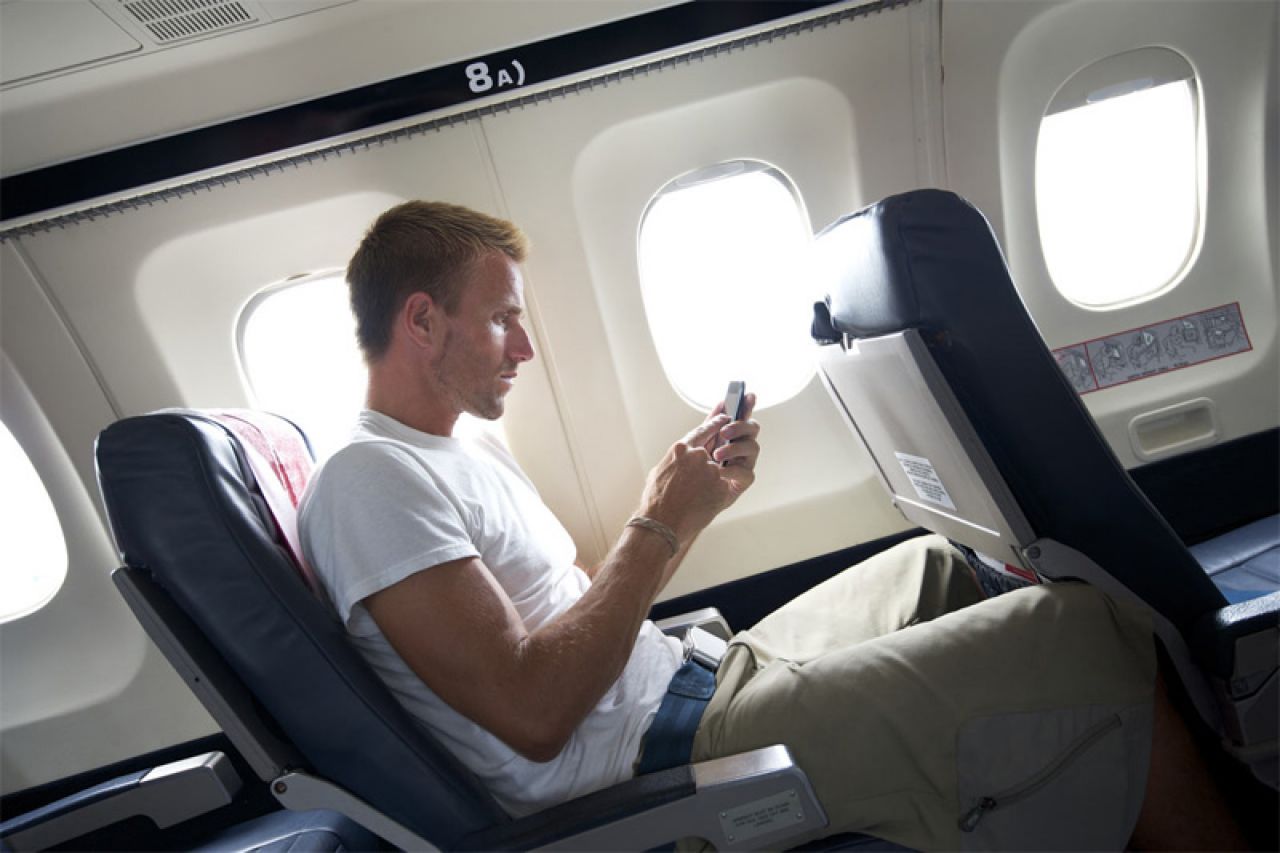 Zašto moramo ugasiti mobitel u avionu?