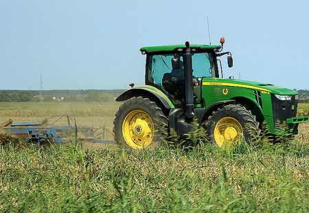https://storage.bljesak.info/article/200047/450x310/traktor-poljoprivreda-polje.jpg