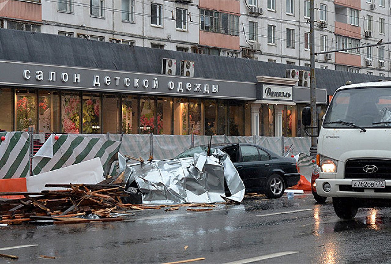 U oluji u Moskvi poginulo 13 osoba, desetine ozlijeđeno