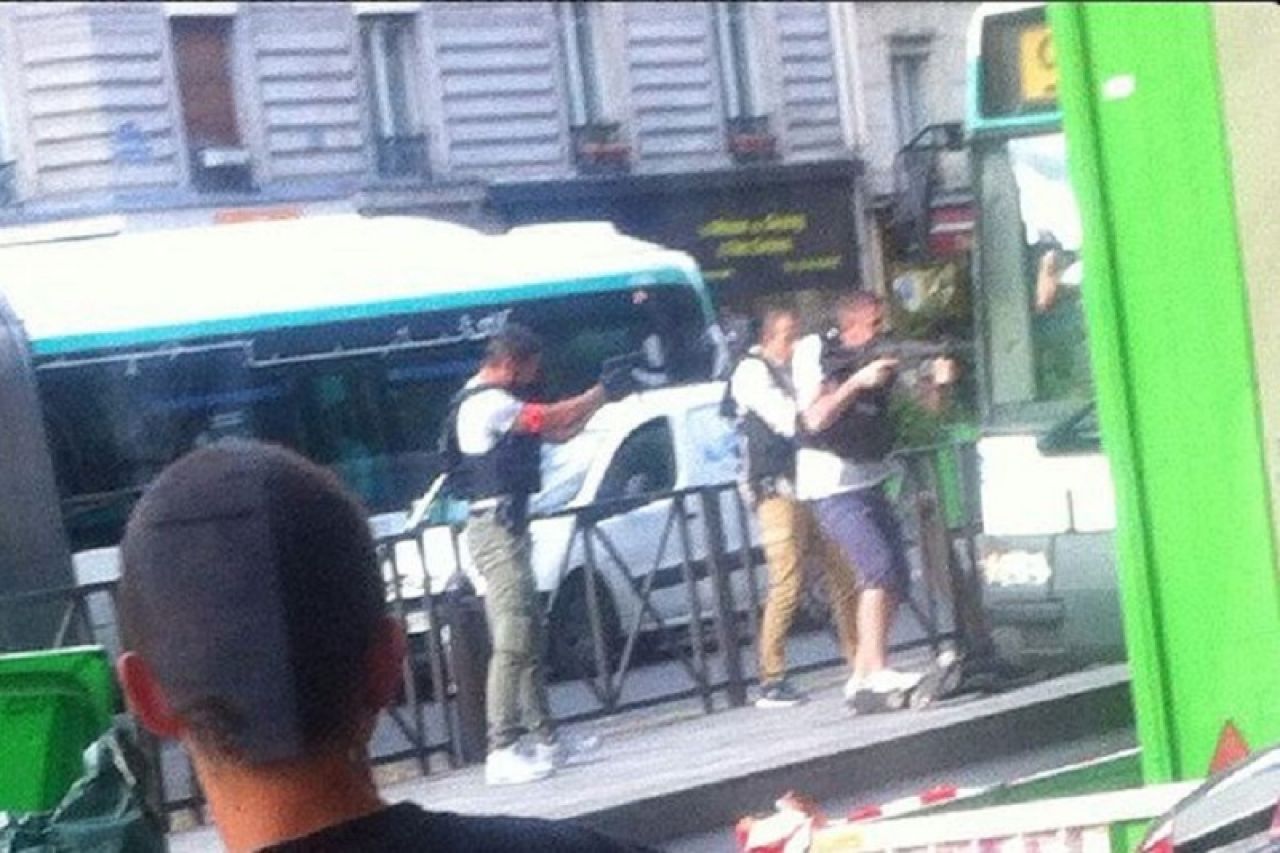 Drama u Parizu: Mladići prijete da će raznijeti autobus
