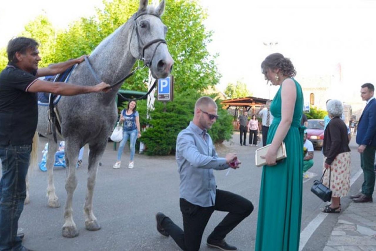 Princ u Bijeljini: Dojahao na konju i zaprosio djevojku