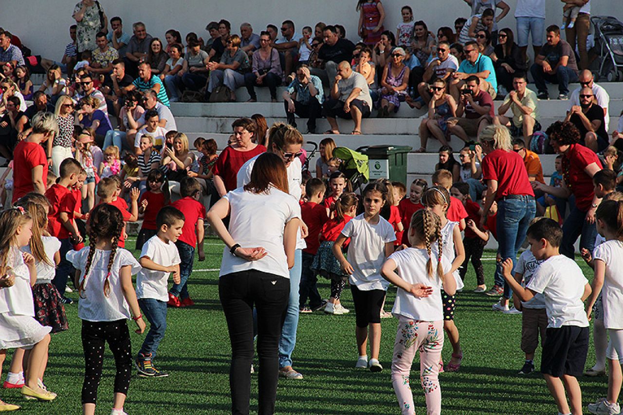 Mostar: Dječja radost i ples na Kantarevcu