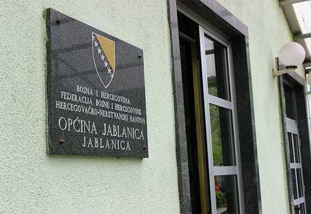 https://storage.bljesak.info/article/200558/450x310/opcina-jablanica-natpis-zgrada.jpg