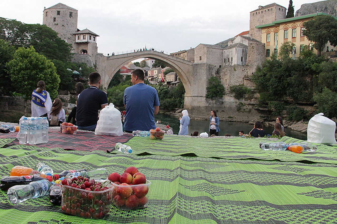 Iftar ispod Starog mosta okupio mlade iz BiH