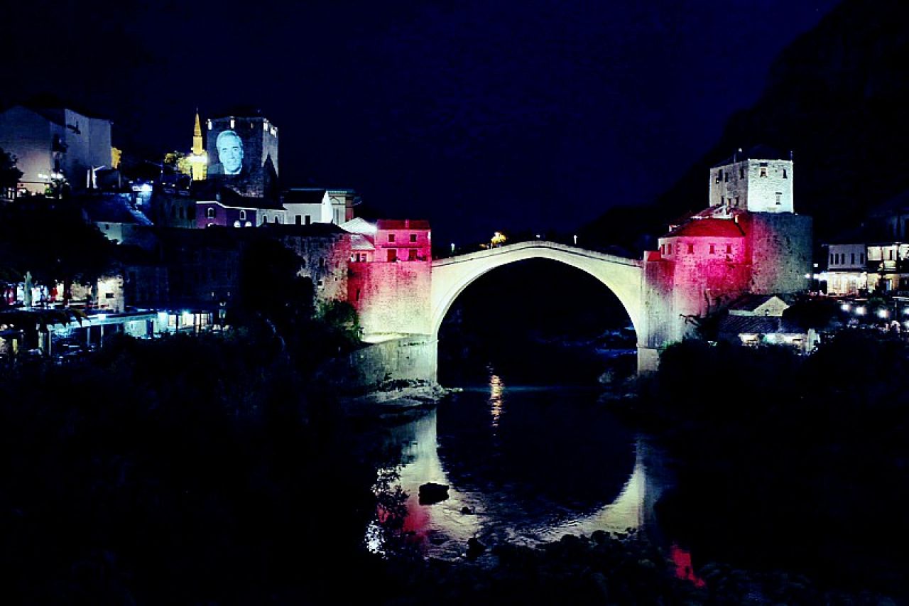 Stari most u bojama Austrije