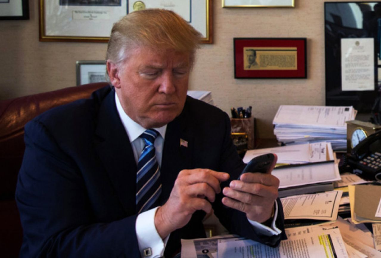 Trump u povodu napada tvitao poruke američkim sudovima