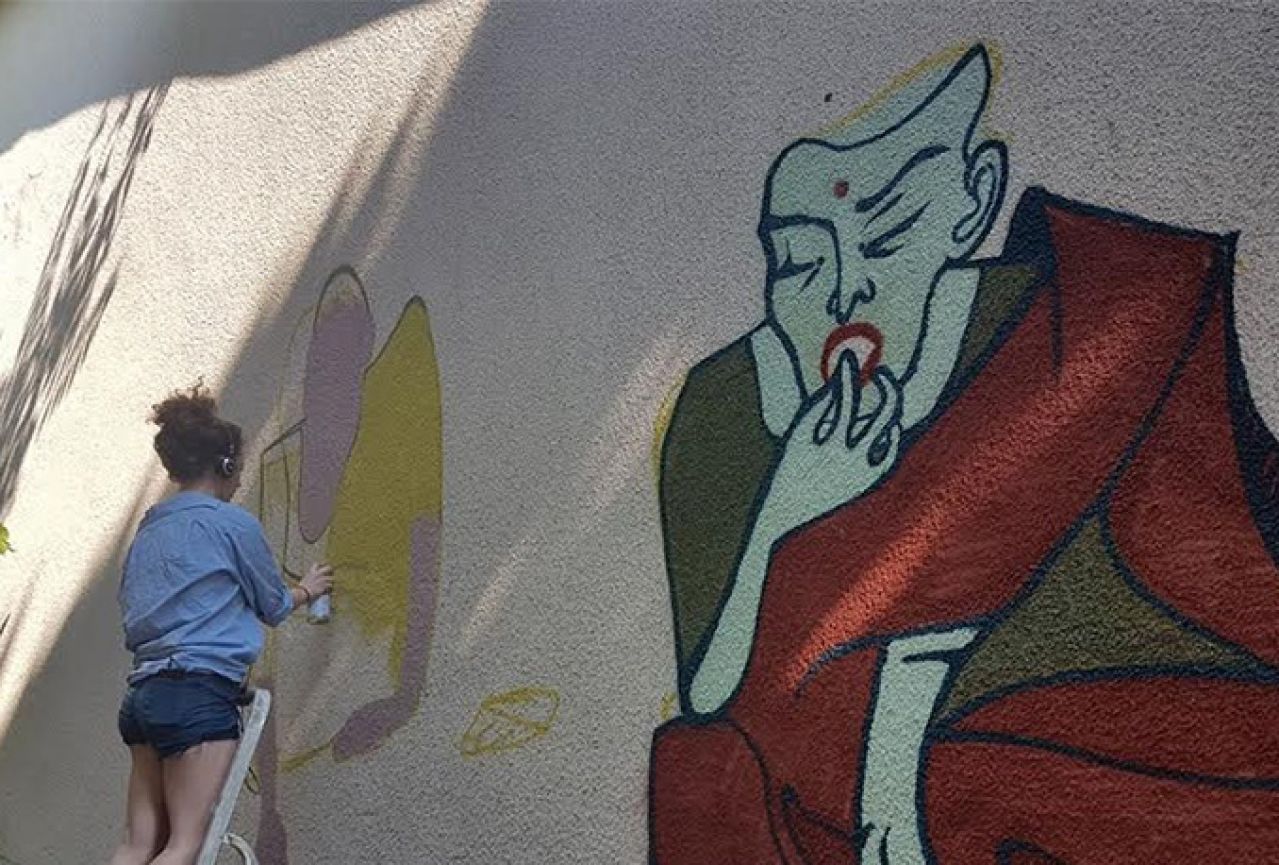 VIDEO | Impresivni grafiti na mostarskim fasadama privlače turiste