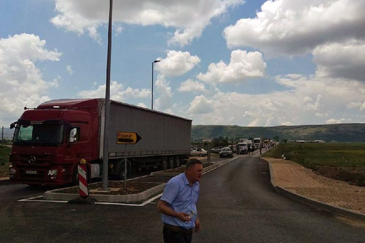 Gospodarstvenici blokirali prometnicu prema Posušju
