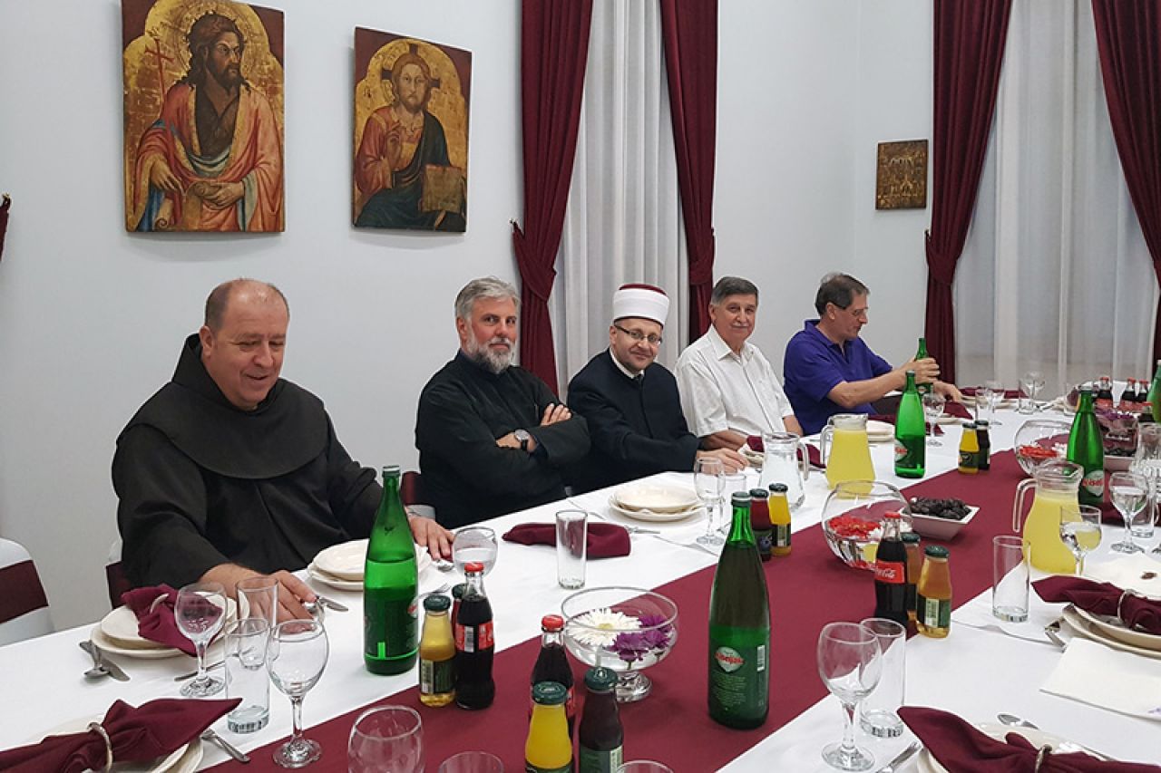 Vladika Grigorije organizirao iftar za mostarskog muftiju