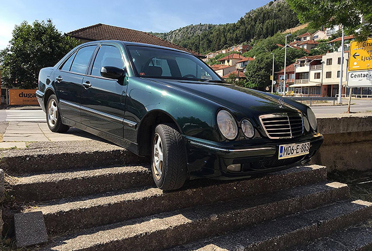 Čapljina: Mercedesom niz stepenice u središtu grada
