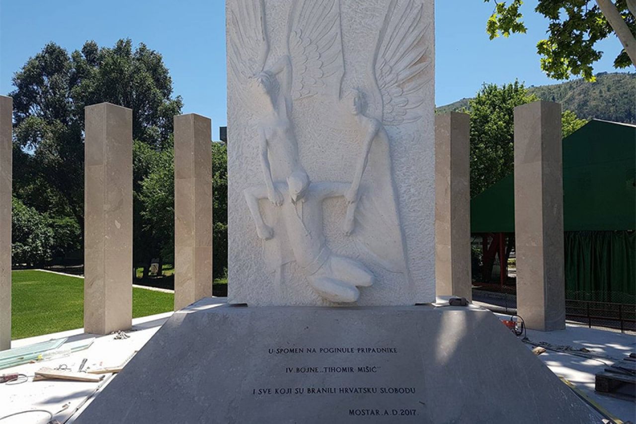 Anđeli i ratnik - Pogledajte novi spomenik u Mostaru