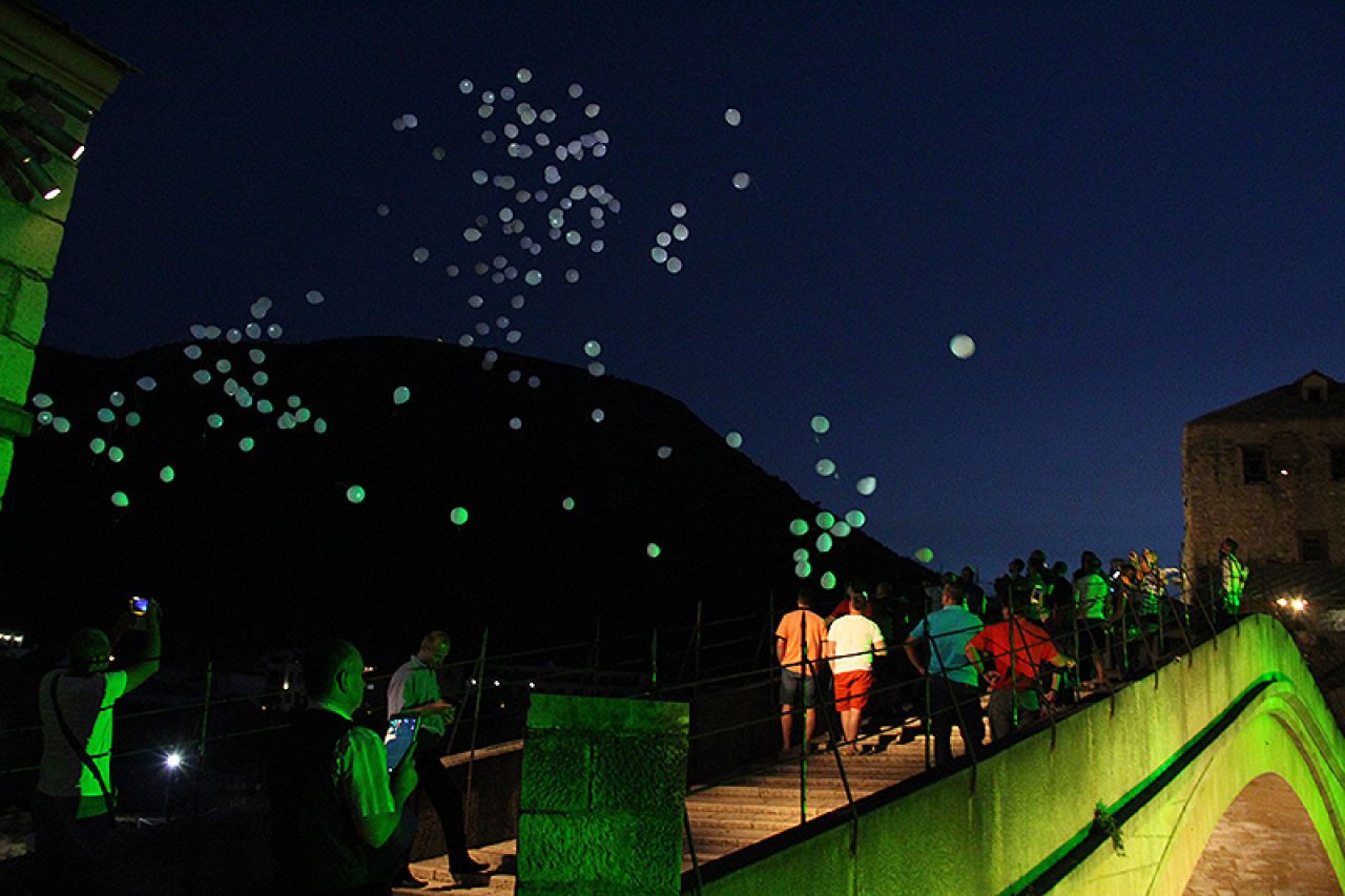 VIDEO | Djeca rata: 150 balona sa Starog mosta kao želja za Hrvate u Haagu