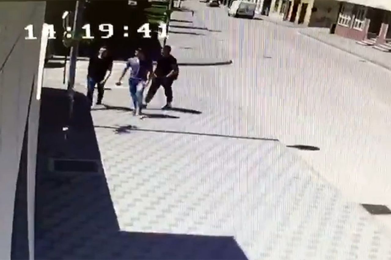VIDEO | Livno: Tri osobe snimljene kako uništavaju imovinu u blizini džamije