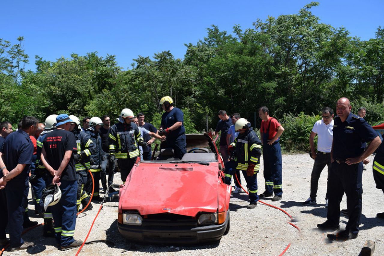 Vatrogasci ŽZH učili kako rezati automobile hidrauličnim kliještima