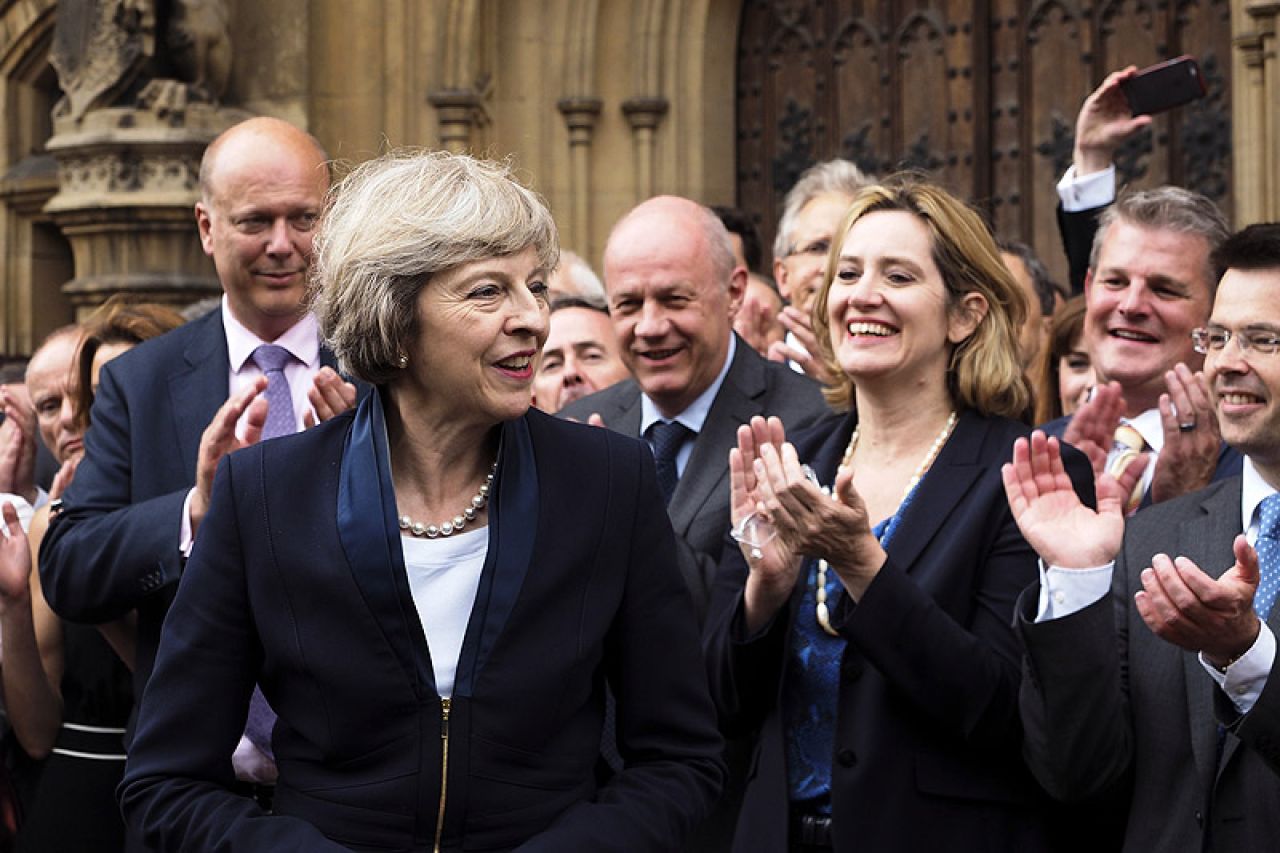 Theresa May zadržava pet ključnih ministara