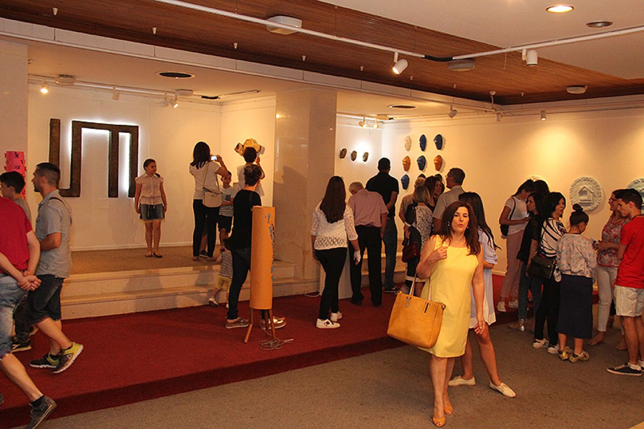 Mostar: Srednjoškolci izložbom pokazali svoju kreativnost
