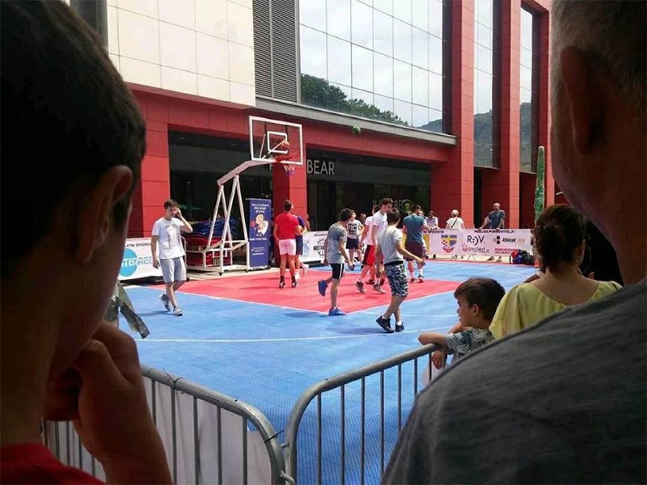 Tri na tri: Natjecanje u uličnoj košarci u Mostaru