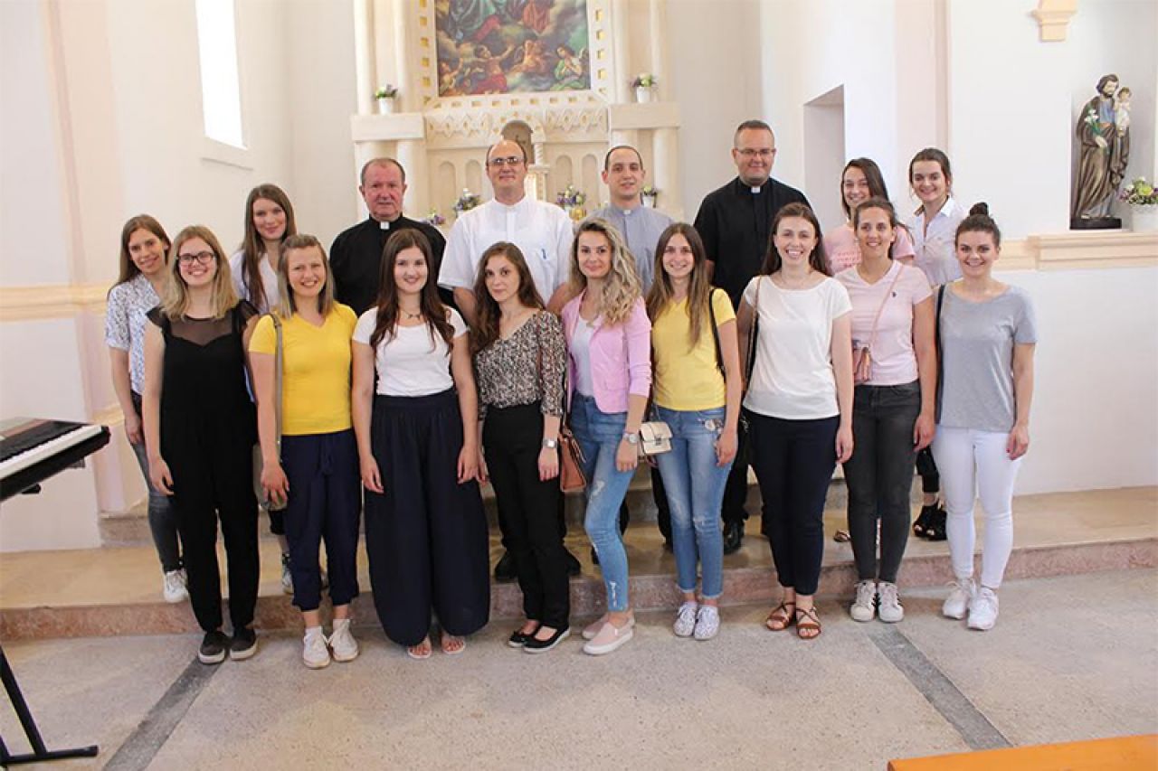 Studenti teologije iz Mostara i Sarajeva pjesmom uveličali misno slavlje u Blagaju