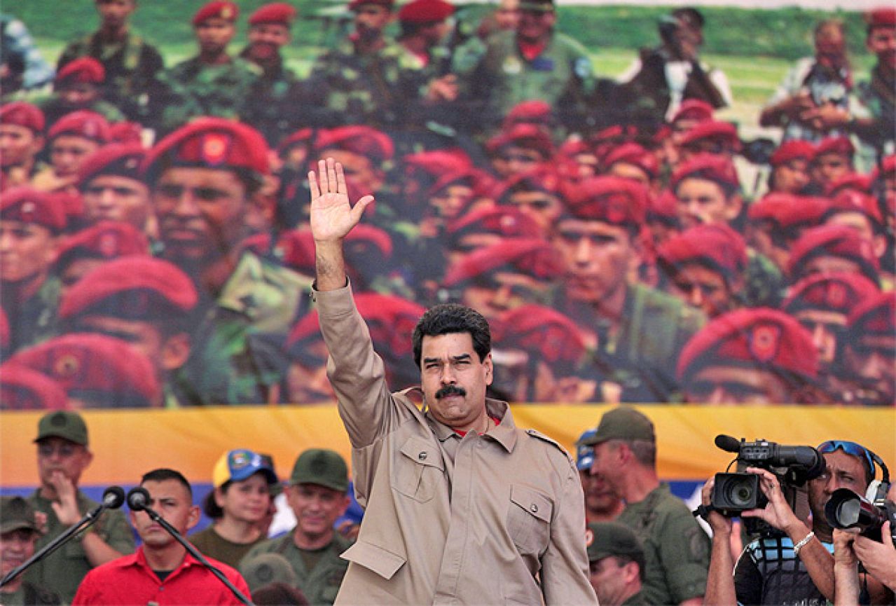 Maduro traži da papa Franjo pomogne u zaustavljanju nereda